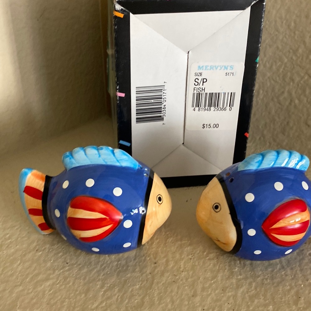Fish salt and pepper shakers .